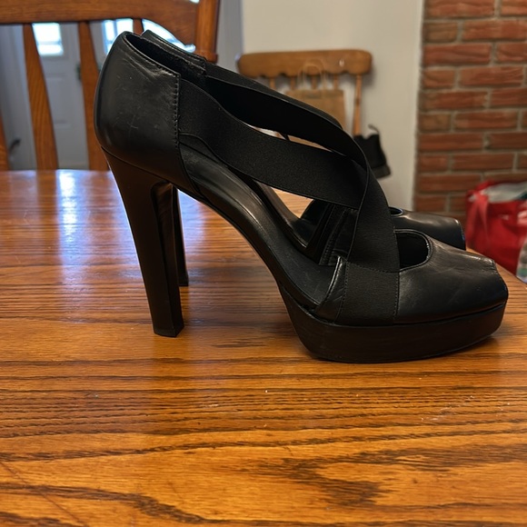 Stuart Weitzman Black shoes with a 4.5” Heel - Picture 5 of 6